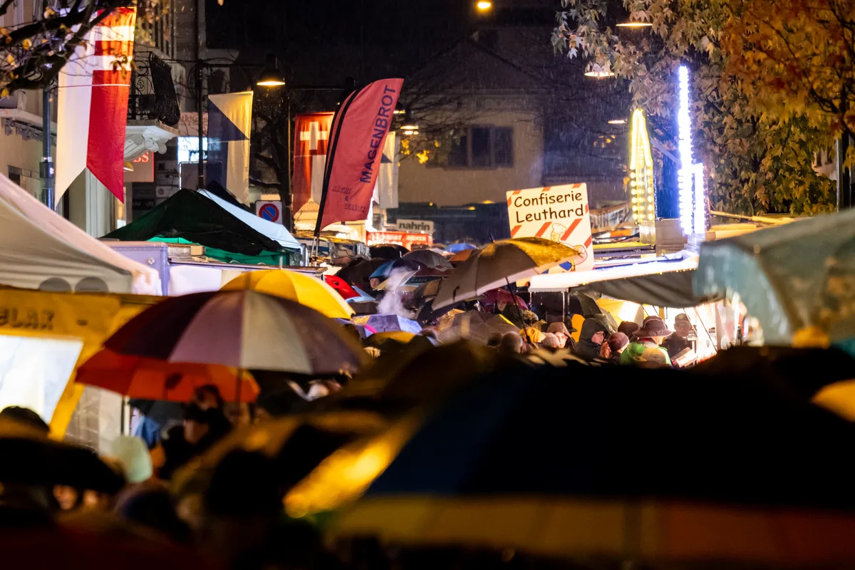 Viele Schirme am Uster Märt 2023.